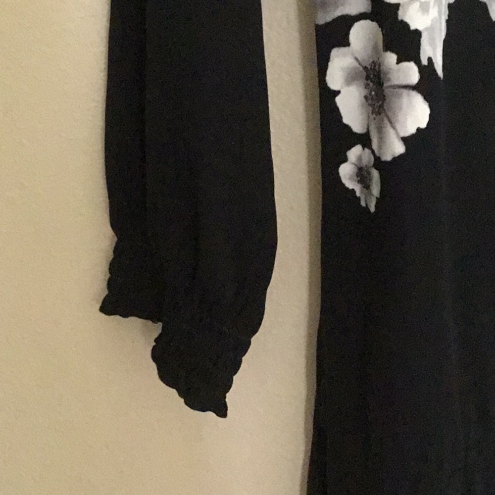 ⬇️LAST CHANCE⬇️ White House Black Market XS Black and Floral Tunic NWOT - Picture 5 of 6